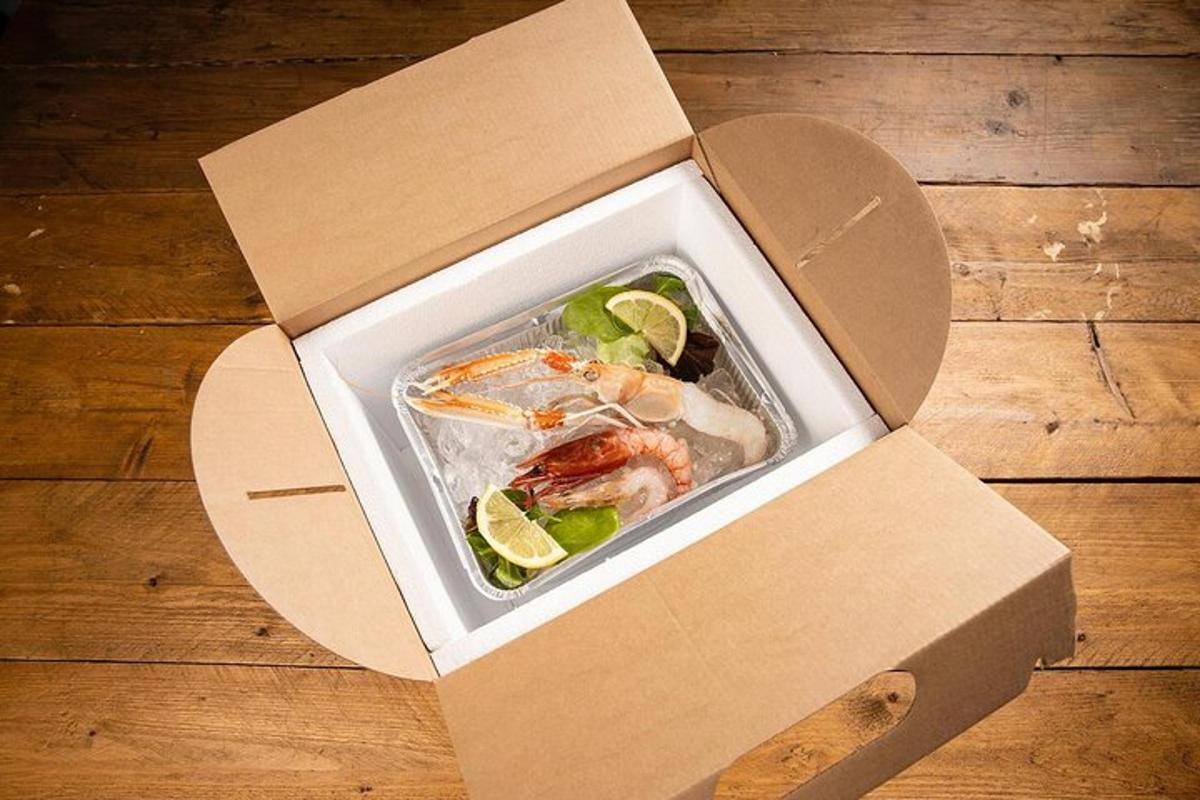 una scatola di cartone con un contenitore di cibo al suo interno