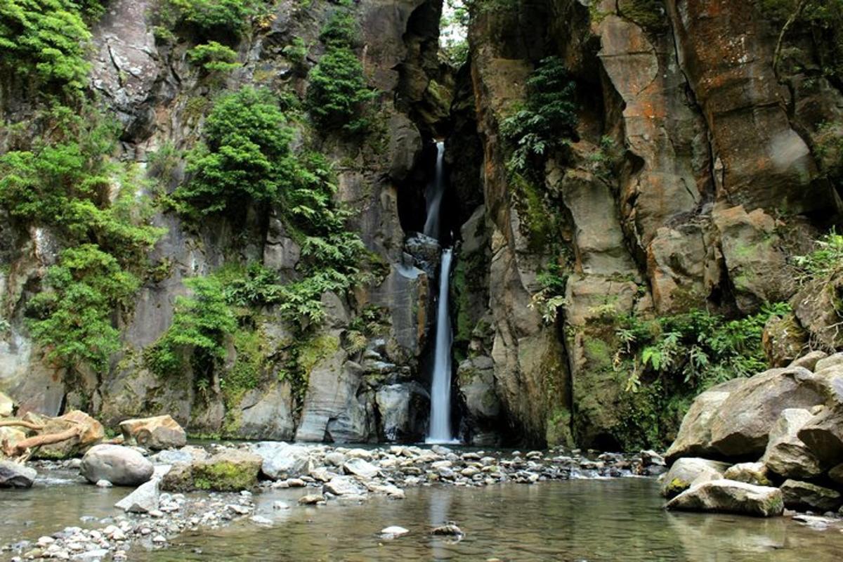 una cascada al vessant d'una muntanya rocosa