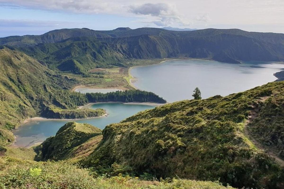 pohled na kráterové jezero z hory