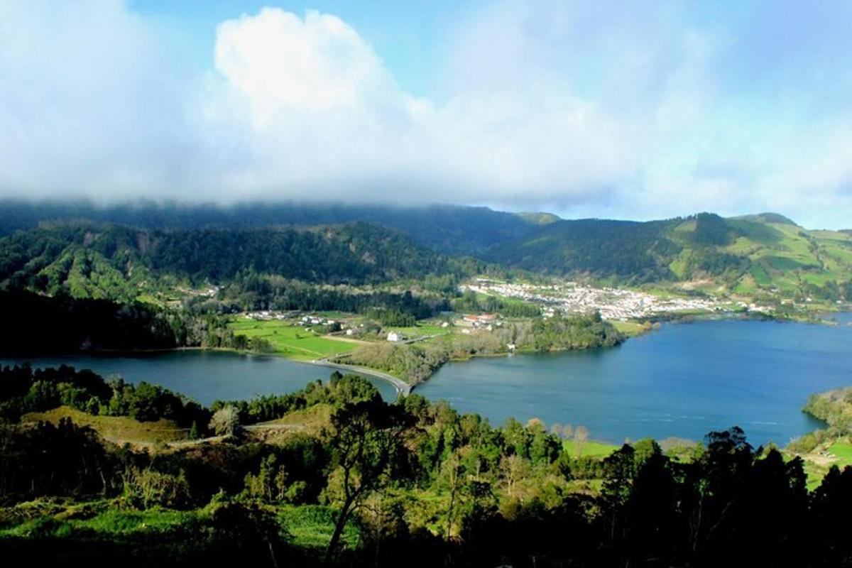 una vista d'un llac amb un poble a la distància