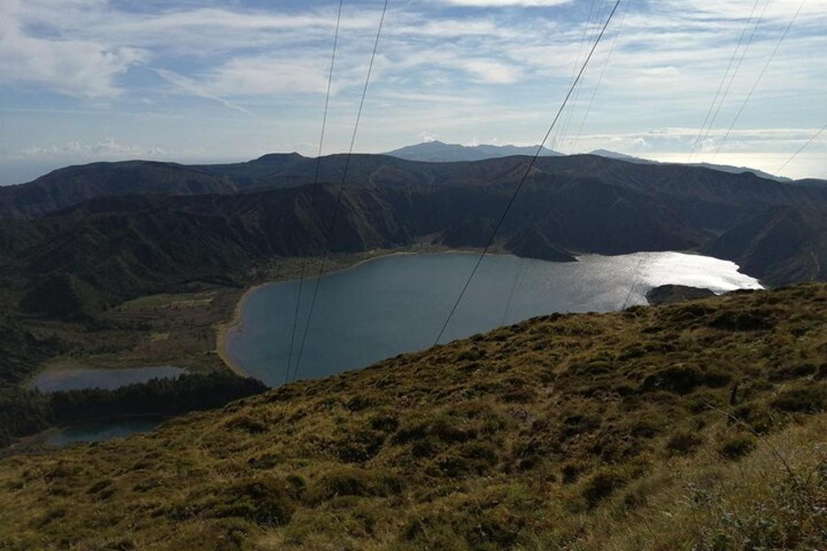 una vista des del cim d'una muntanya amb un llac