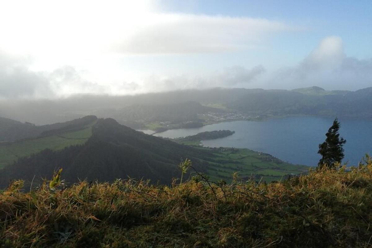 una vista d'un llac al cim d'una muntanya
