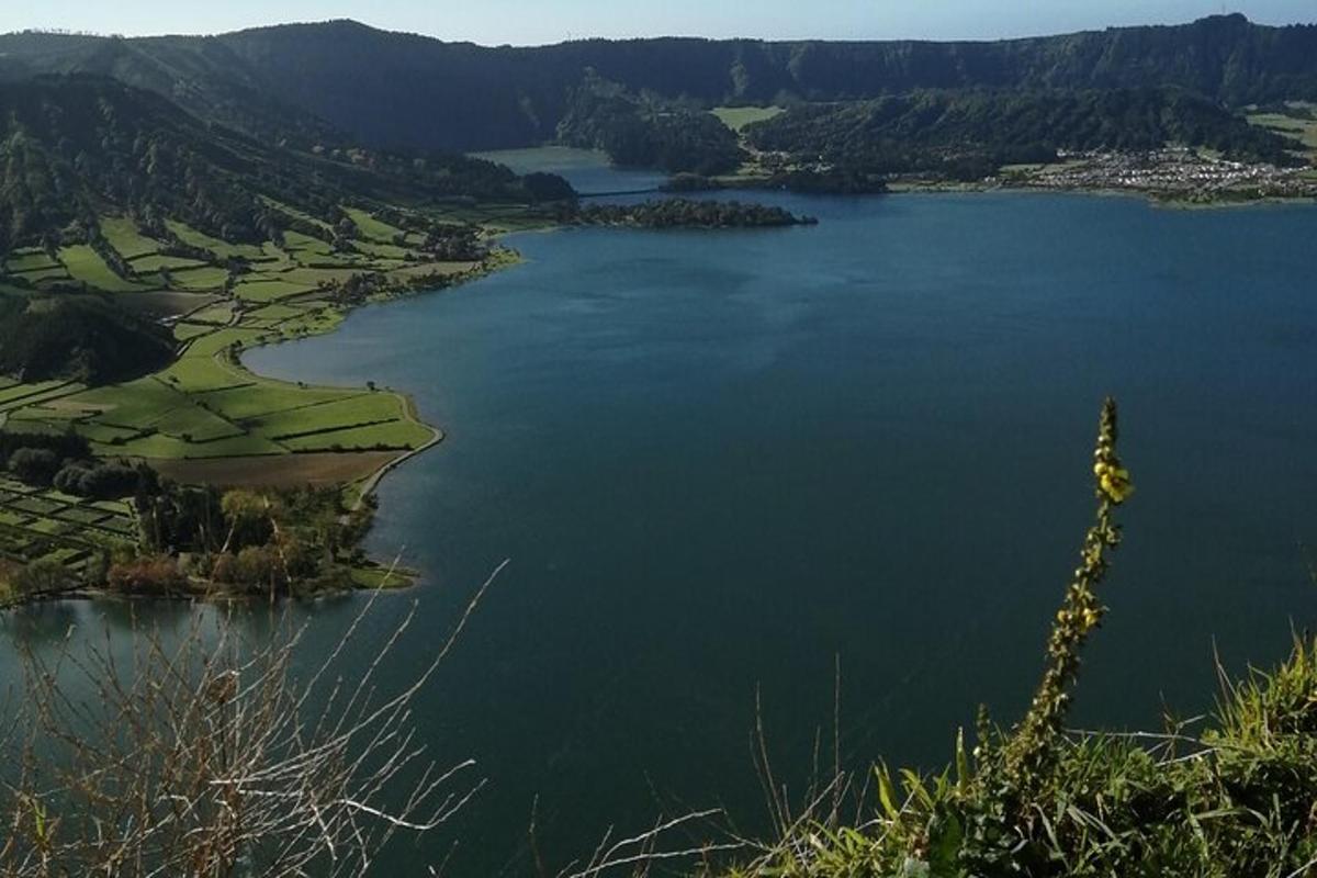 una vista d'una gran massa d'aigua