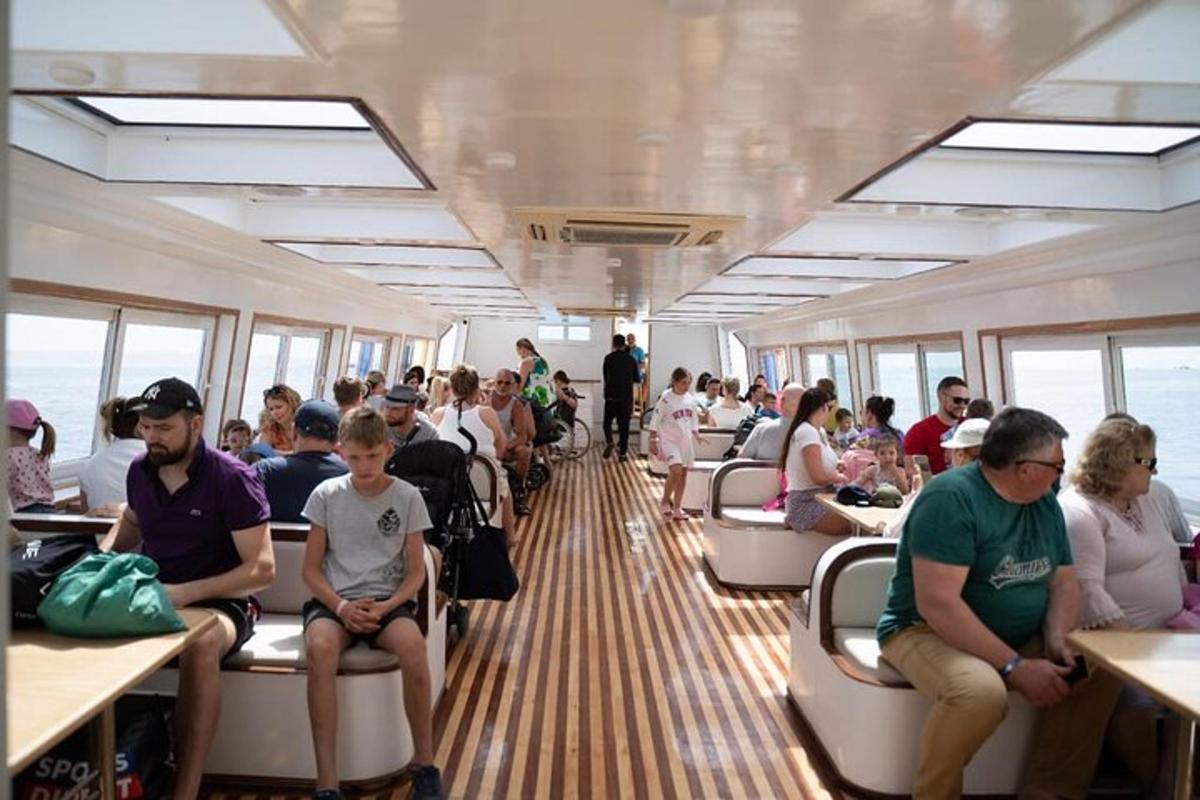 un grup de persones assegudes en un tren