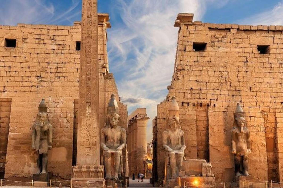 Un edificio con estatuas a los lados.