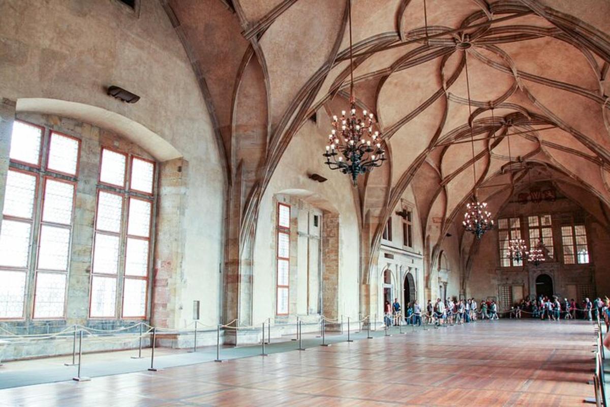 o cameră mare cu un candelabru într-o clădire