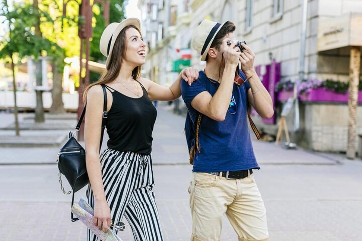 un uomo che scatta una foto a una donna per strada