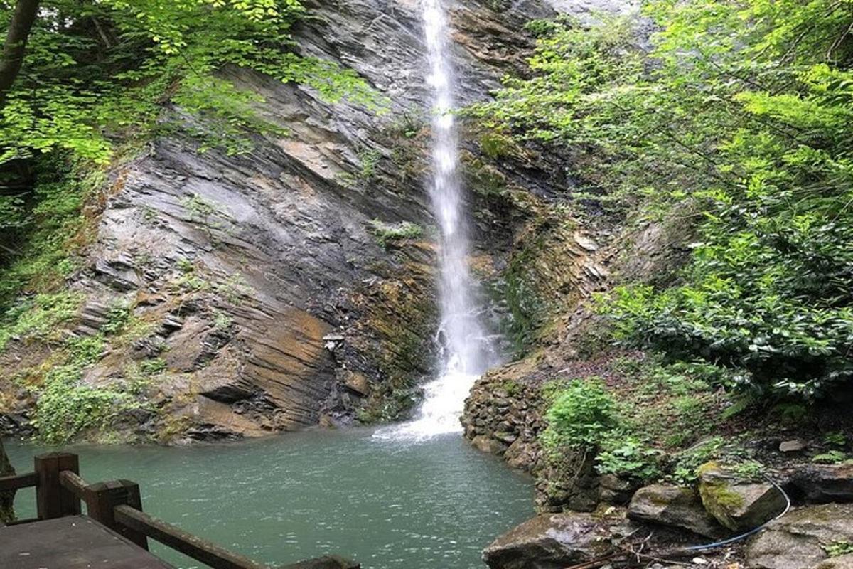 air terjun di tengah-tengah kolam air