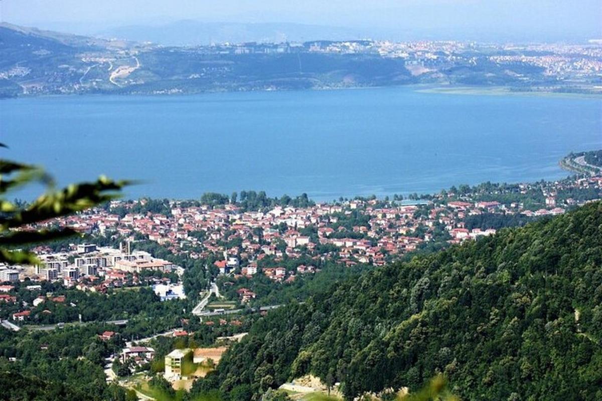 ein Blick auf eine Stadt und ein Gewässer