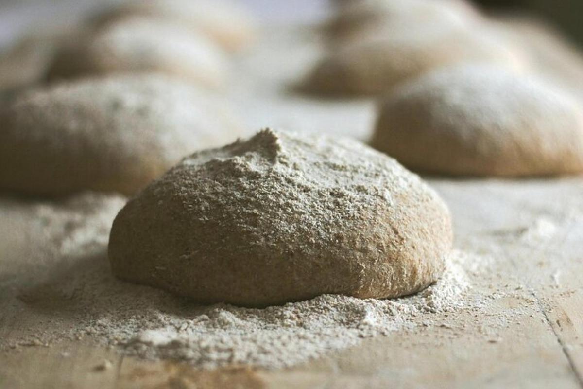 un mucchio di pasta appoggiato sopra un tavolo