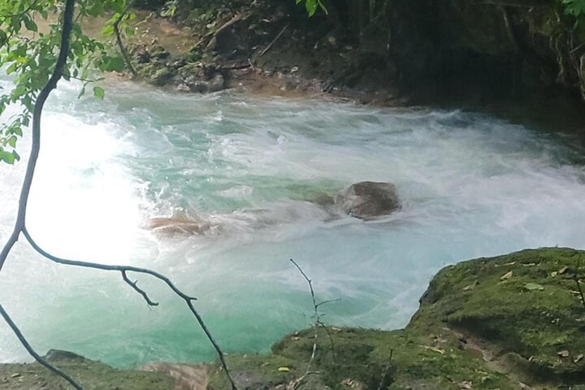 um rio com água azul e pedras