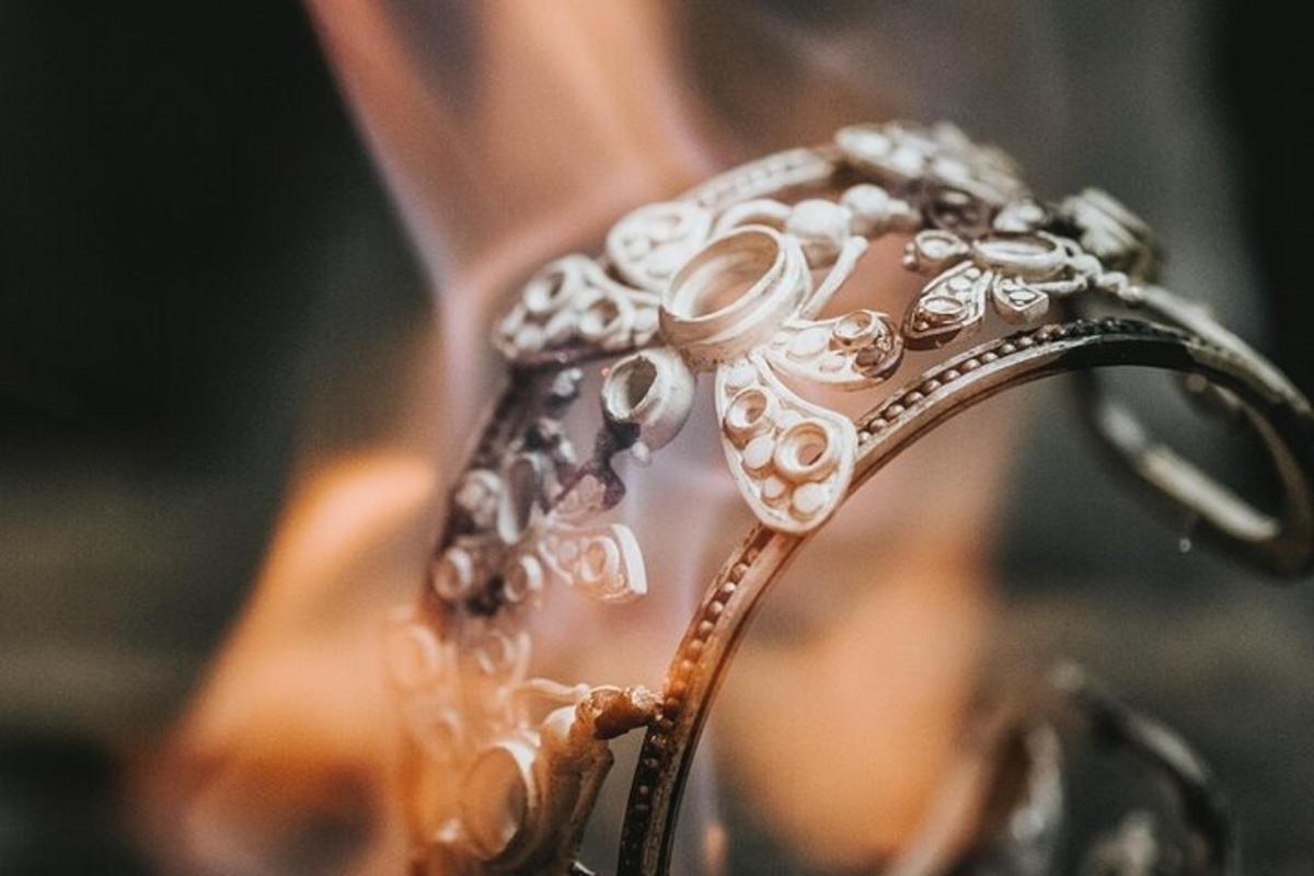 um close de uma tiara com uma pessoa