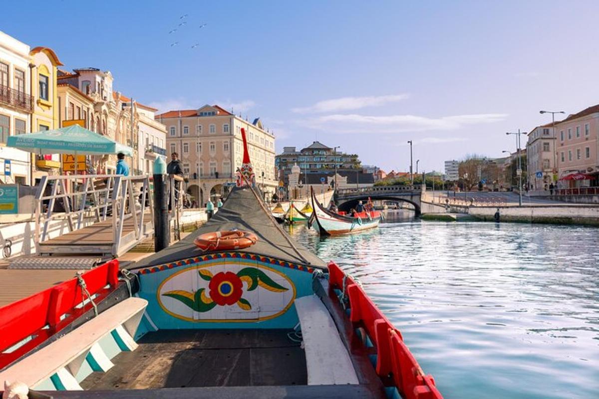 gondola jedoucí po kanálu ve městě
