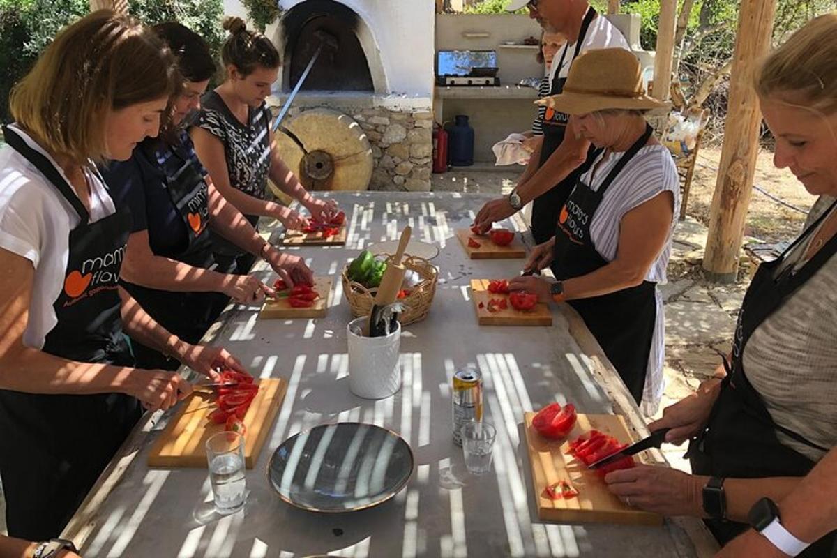 Un grupo de personas de pie alrededor de una mesa preparando comida.