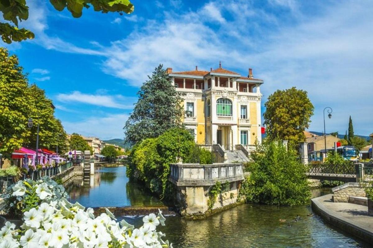Un gran edificio con un río enfrente.