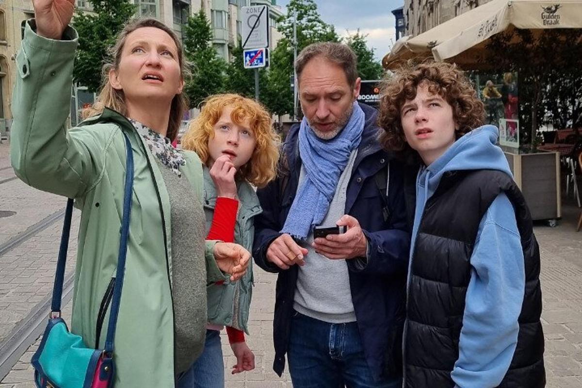 skupina lidí stojících na ulici