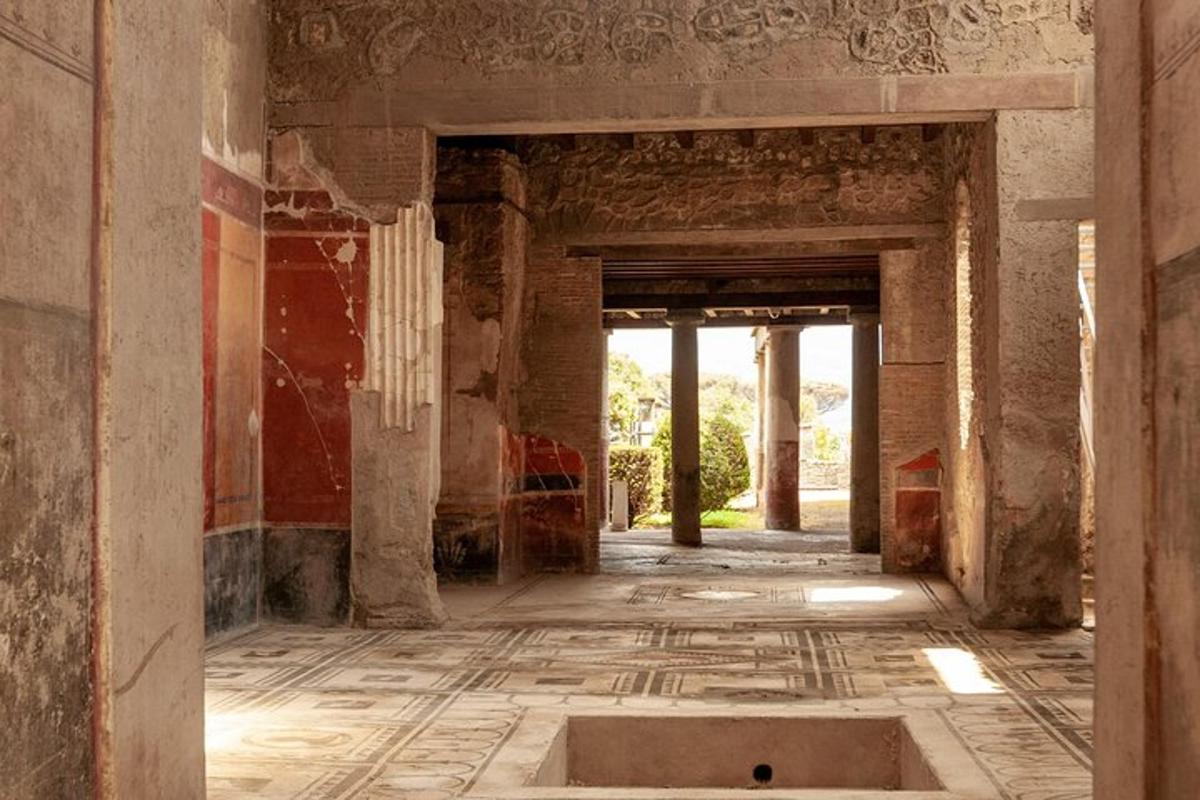 vista interior d'un edifici abandonat amb una banyera gran