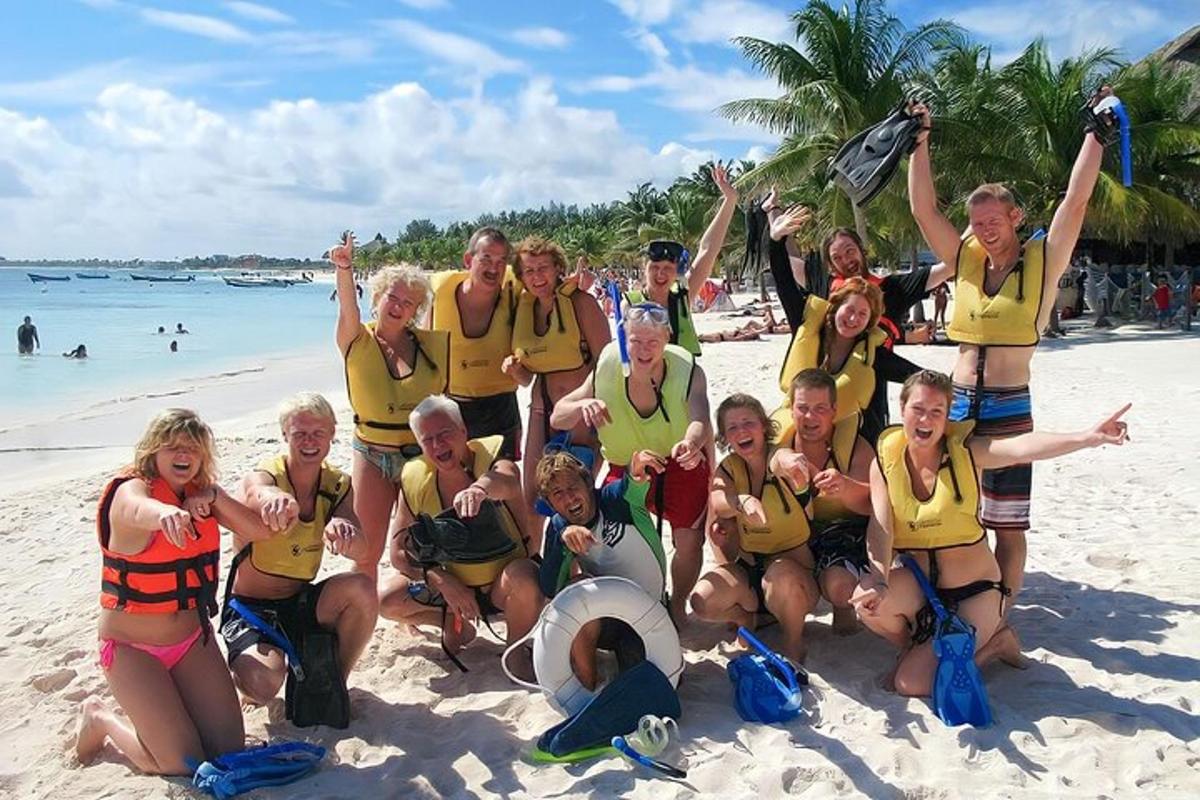 eine Gruppe von Menschen in Schwimmwesten an einem Strand