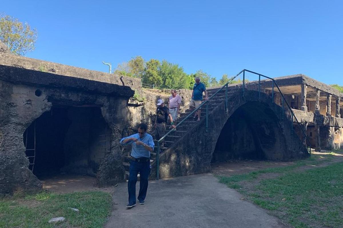 un hombre bajando una escalera sobre un puente