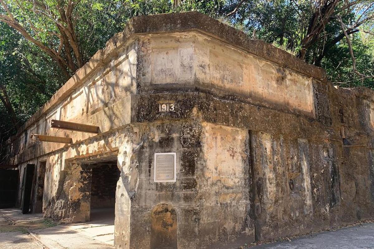 Un antiguo edificio de piedra con un cartel.