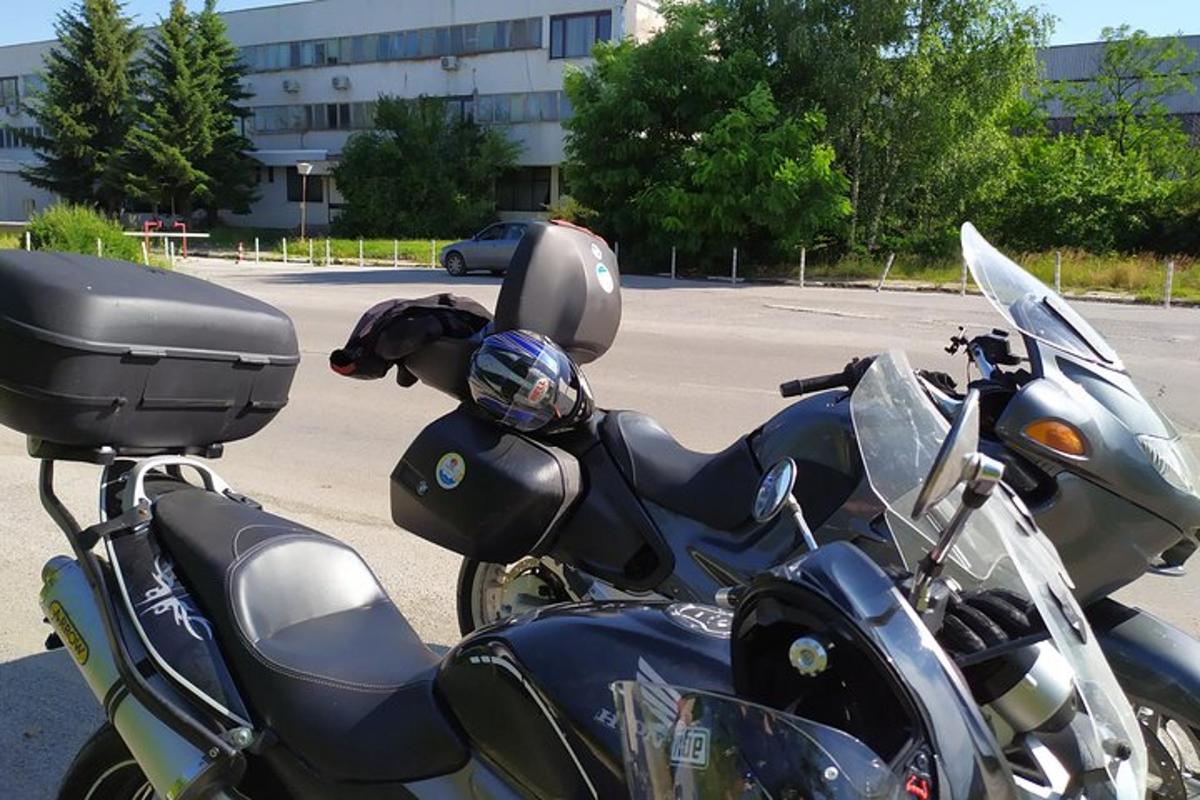 motocykl zaparkovaný na parkovišti se psem na něm