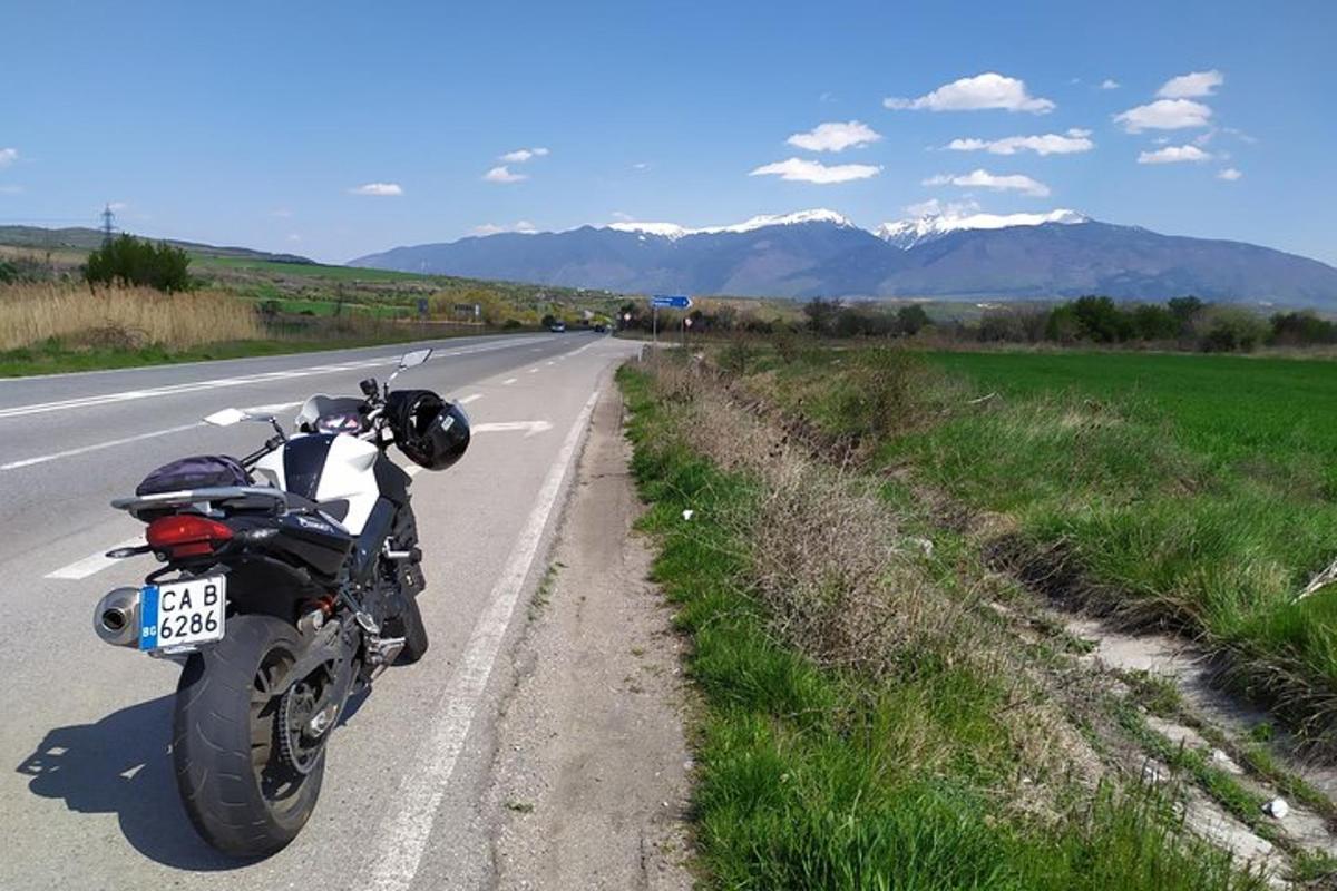 motorno kolo parkirano ob robu ceste