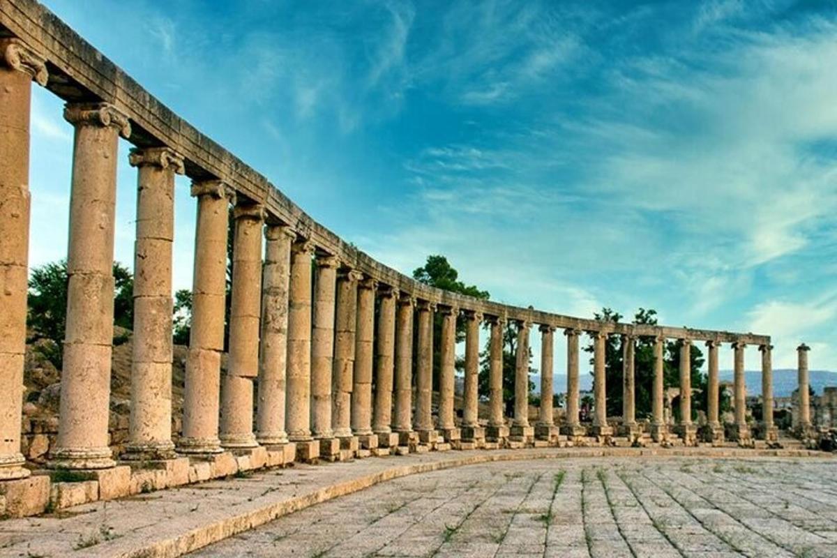 a long row of columns on the side of a building