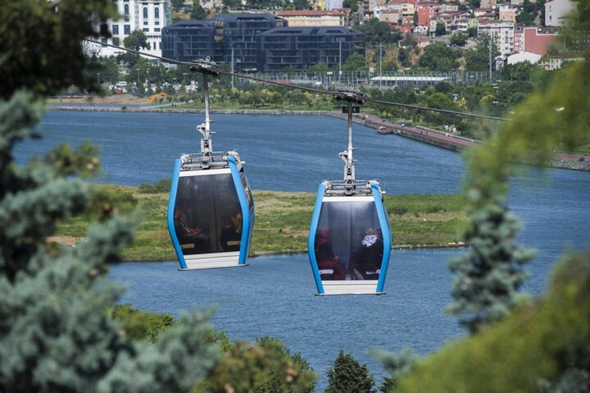 due persone stanno viaggiando sugli impianti di risalita sopra un fiume
