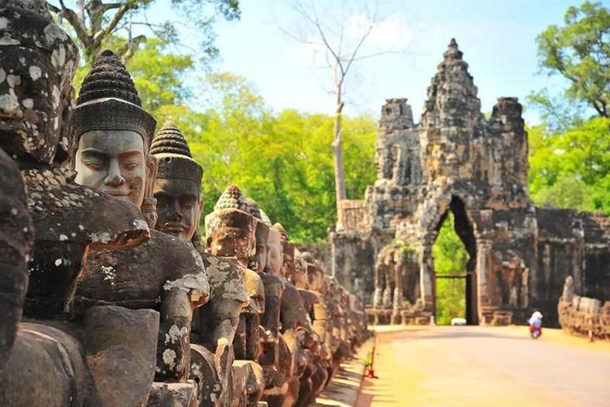 un groupe de statues devant un bâtiment