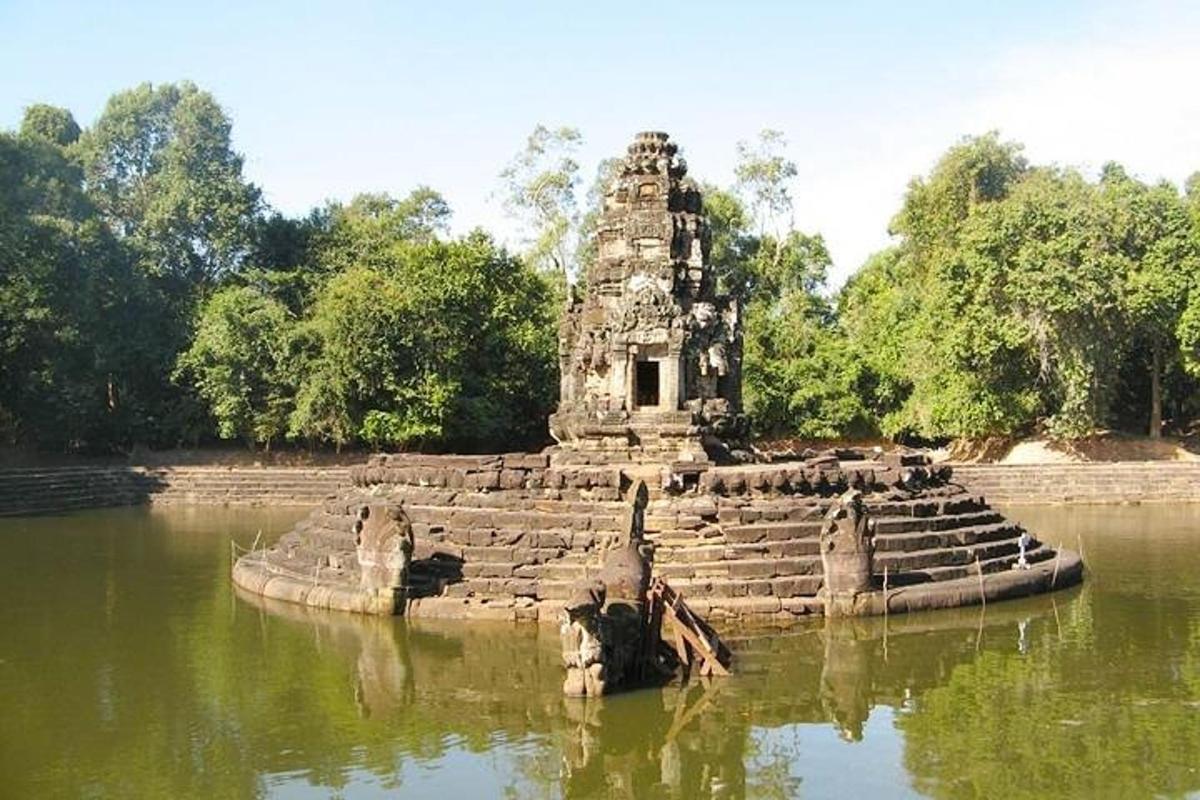 una gran estructura de piedra en medio de un cuerpo de agua