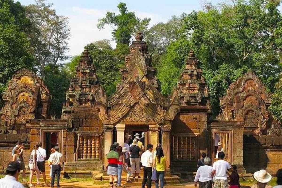 sekumpulan orang berdiri di hadapan sebuah bangunan