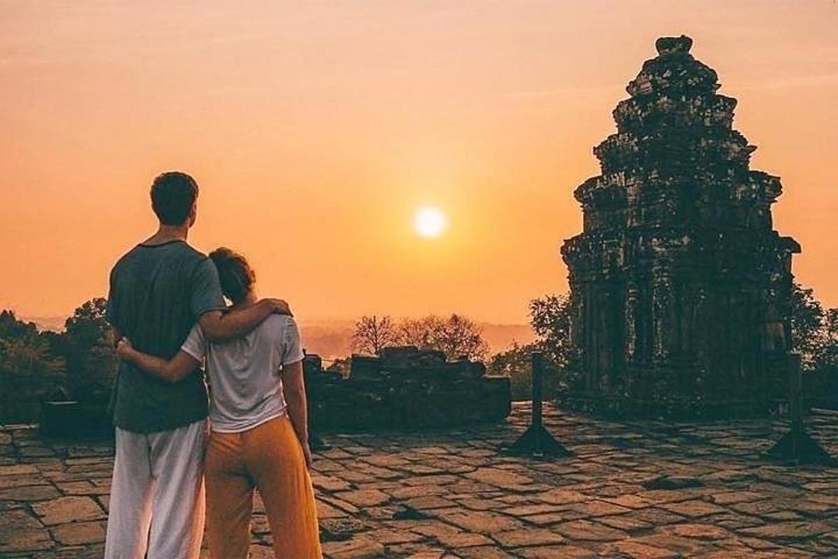 un uomo e una donna che guardano il tramonto