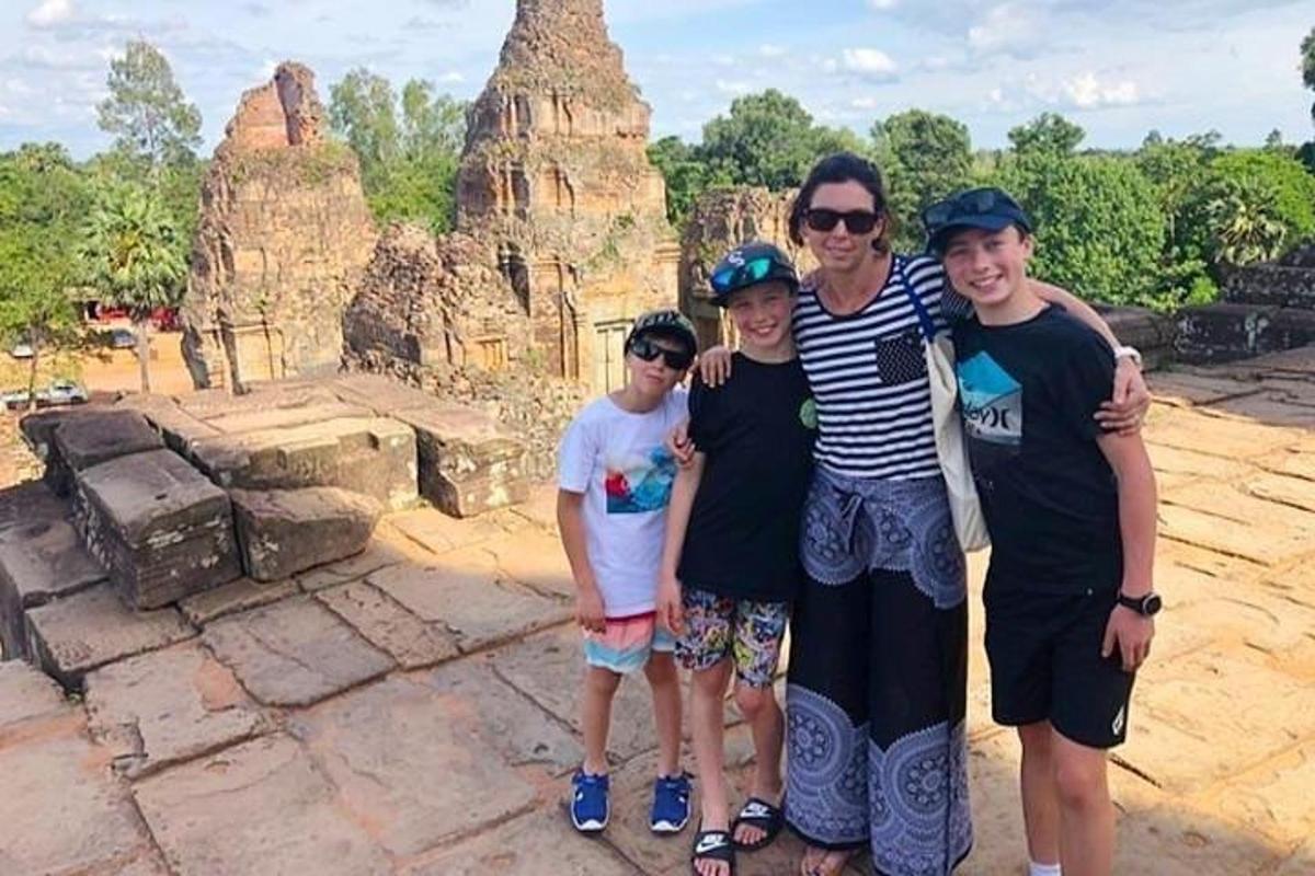 un gruppo di persone in piedi davanti a un tempio