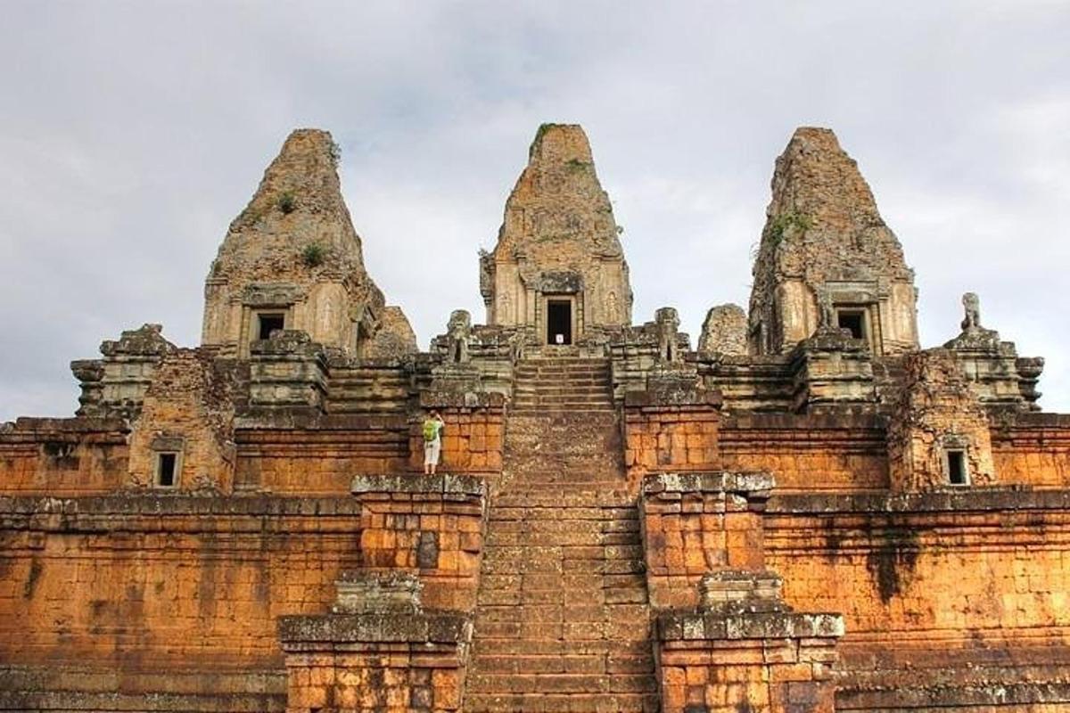 un antico edificio con tre torri in cima