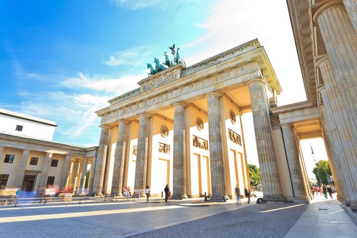 um grande edifício com uma estátua no topo