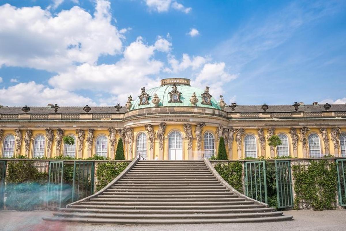 Un gran edificio con escaleras al frente.
