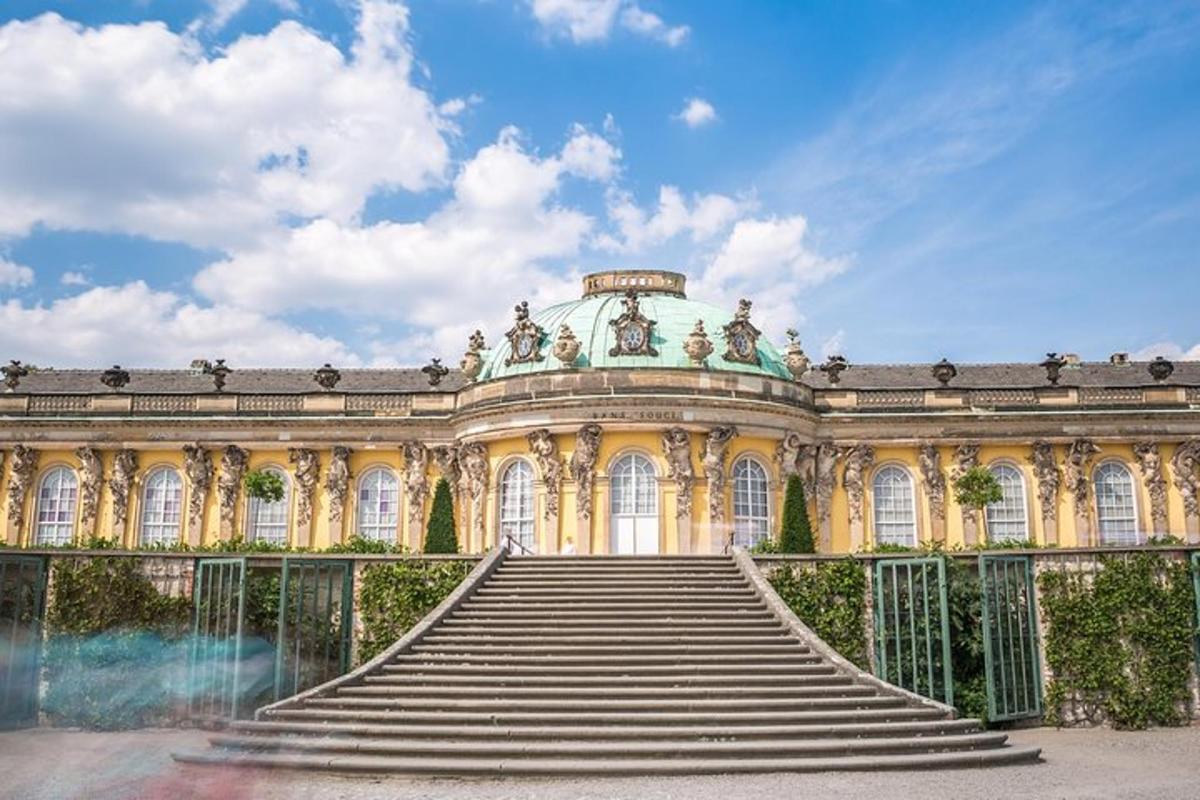 Un gran edificio con escaleras al frente.