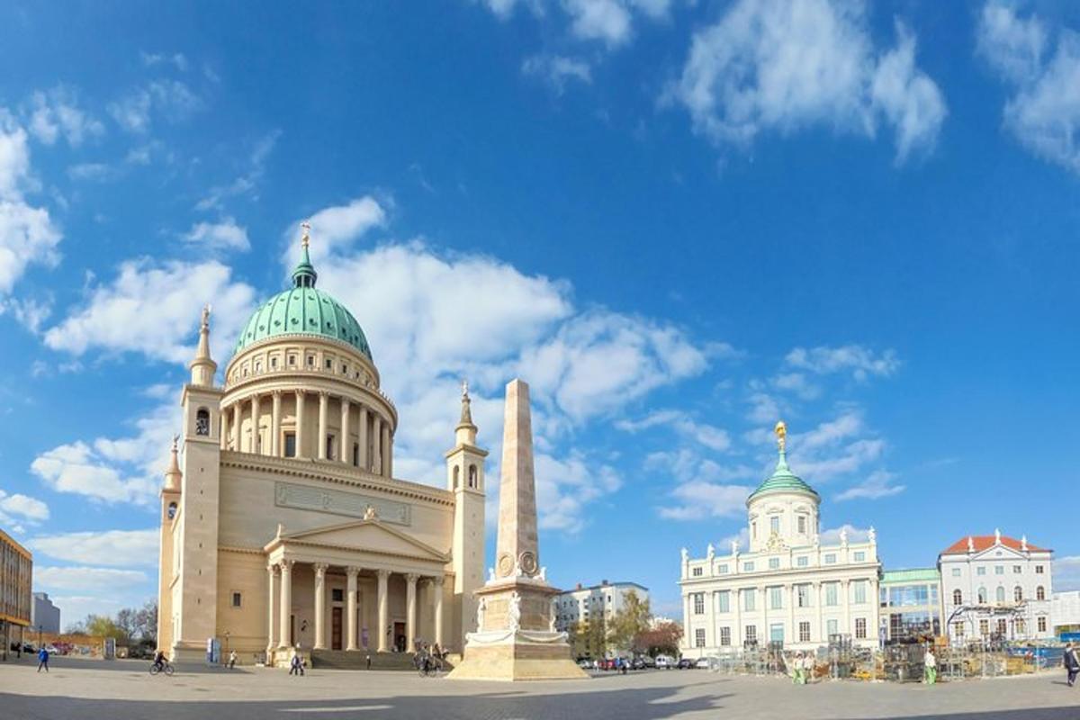 un gran edificio blanco con una cúpula verde