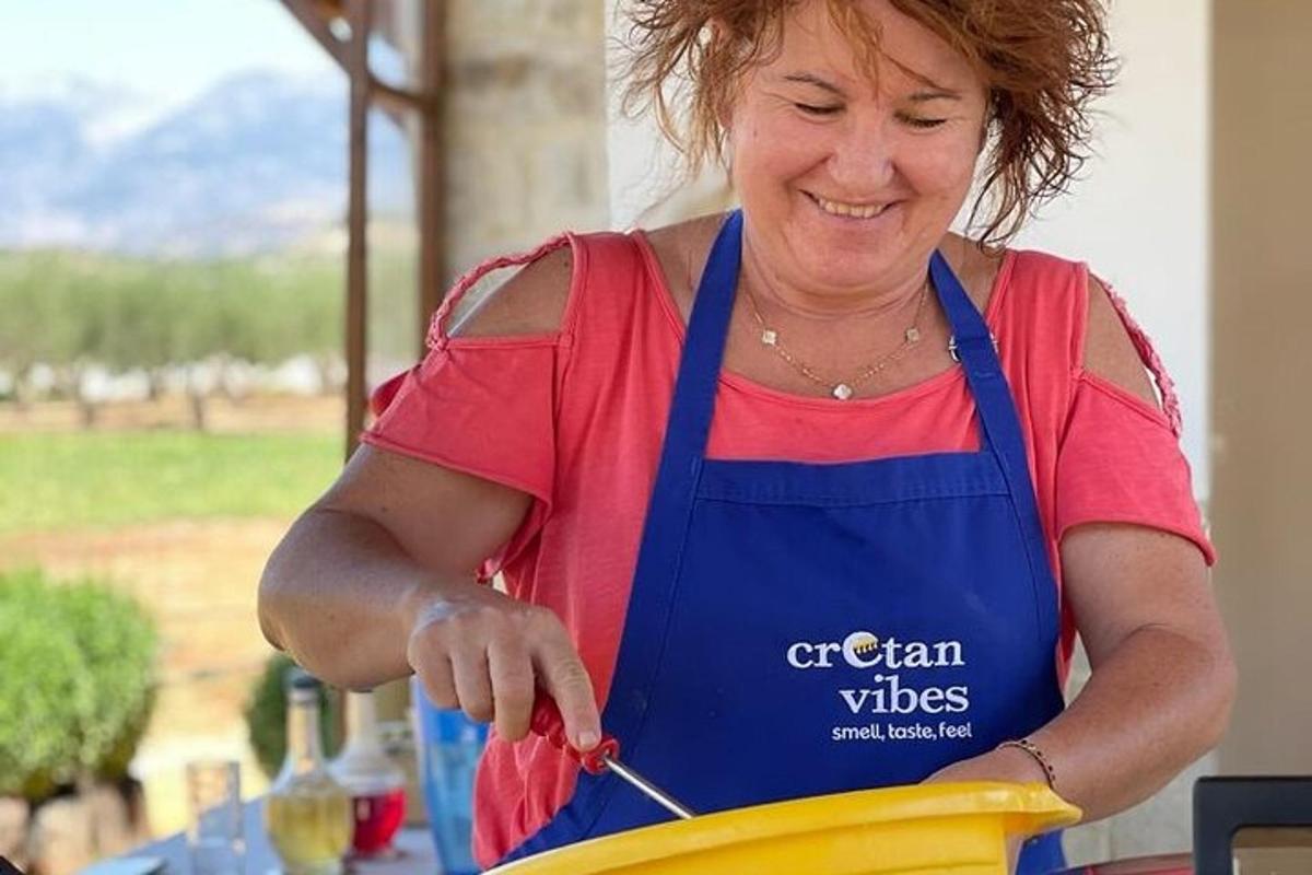 una donna con un grembiule blu che prepara il cibo in una ciotola