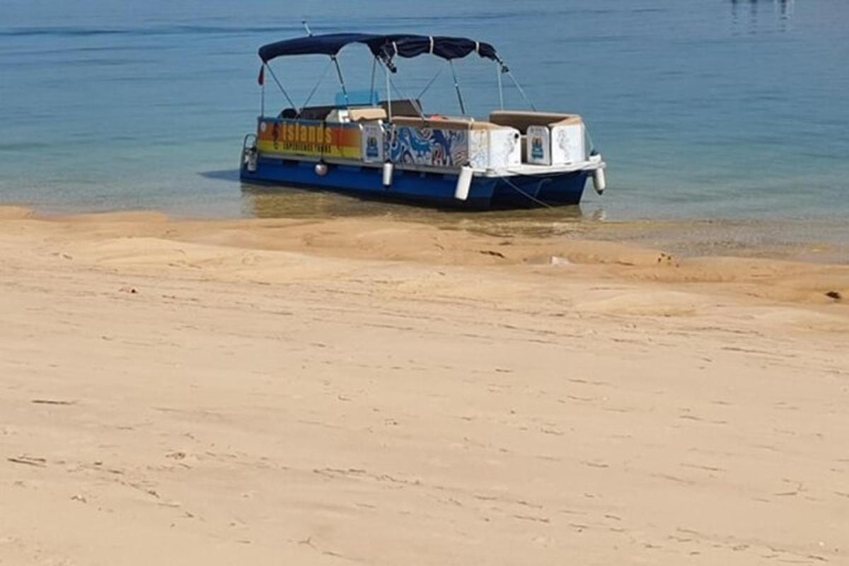 قارب يجلس في الماء على الشاطئ