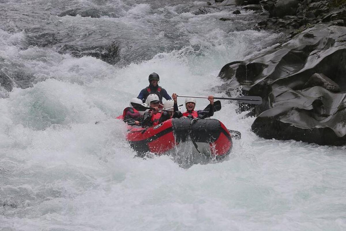 un gruppo di persone su una zattera in un fiume