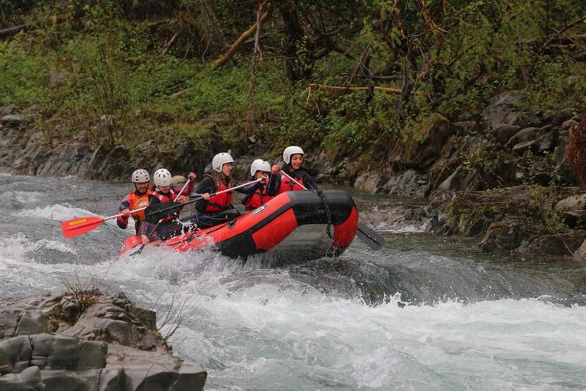 un gruppo di persone su una zattera in un fiume