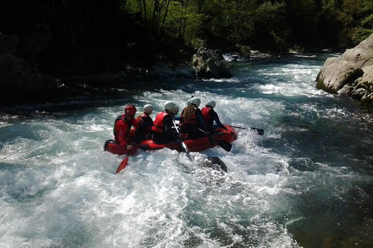 un gruppo di persone su una zattera in un fiume