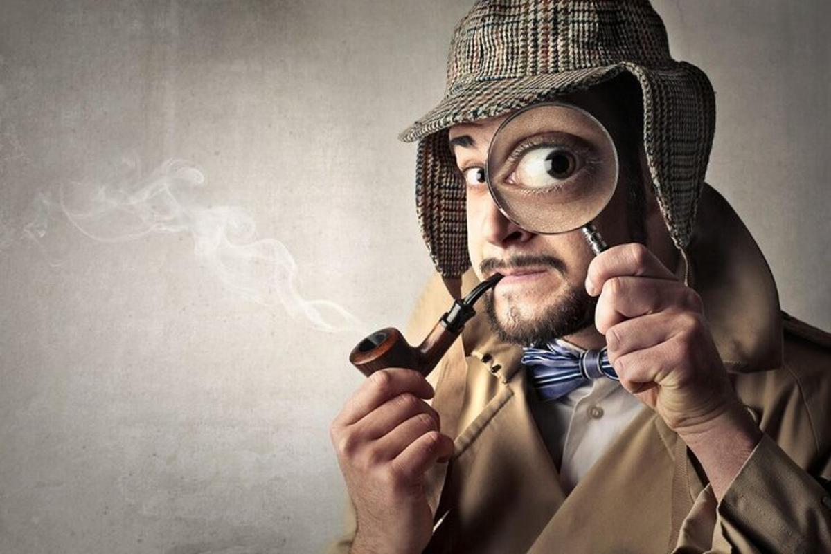 um homem com uma lupa e um cachimbo