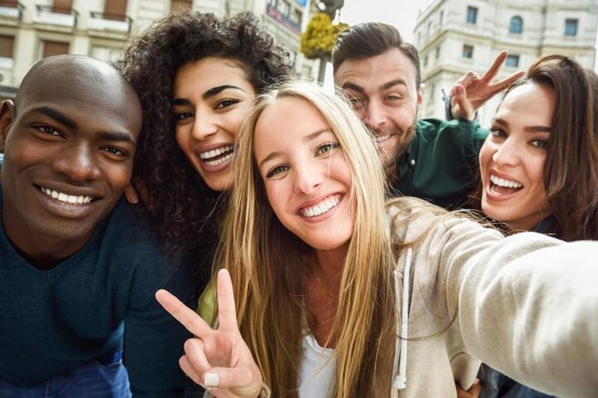 eine Gruppe von Menschen, die für ein Foto posieren