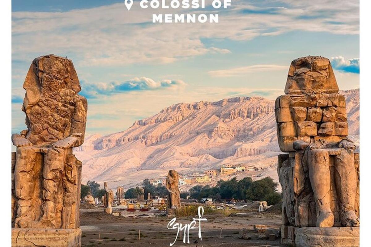 uma imagem de duas estátuas de pedra em frente a uma montanha