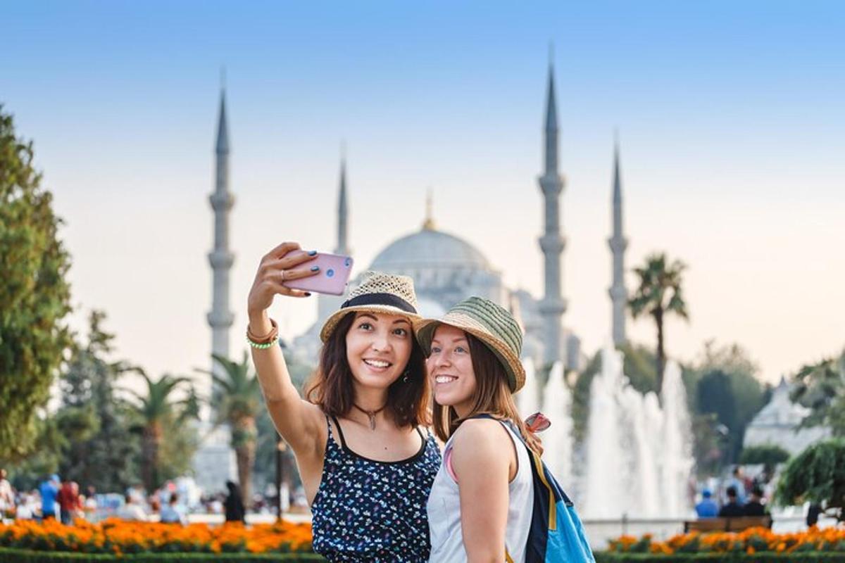 duas mulheres tirando uma foto da mesquita azul