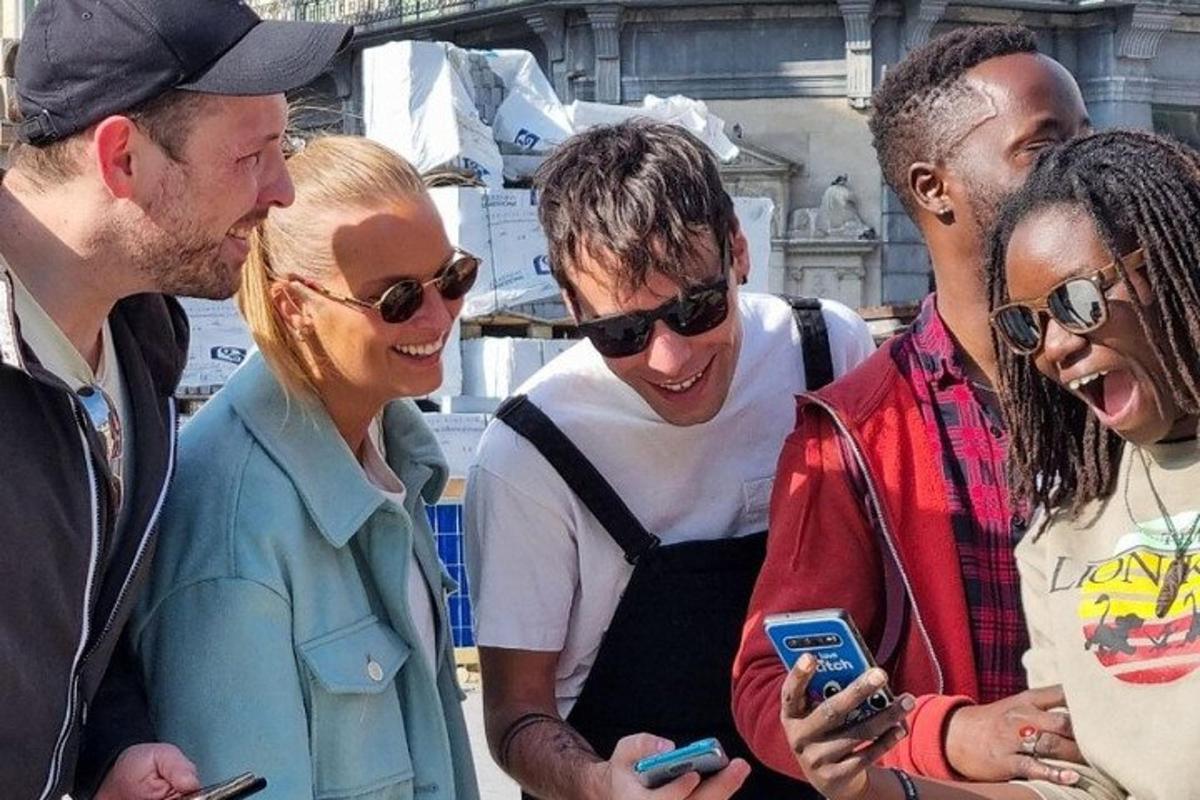 skupina lidí, kteří se dívají do svých mobilních telefonů