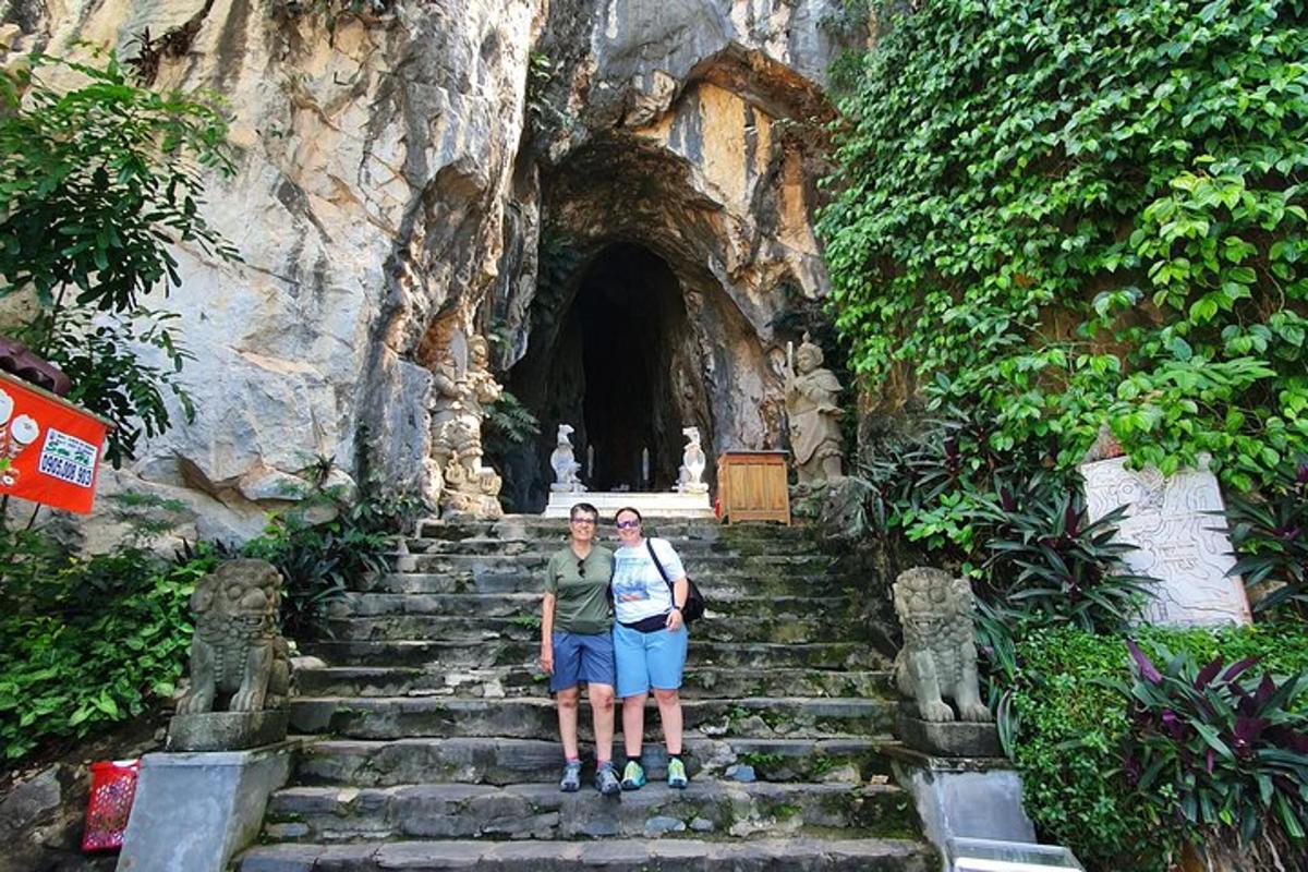 due donne in piedi su alcune scale in una grotta