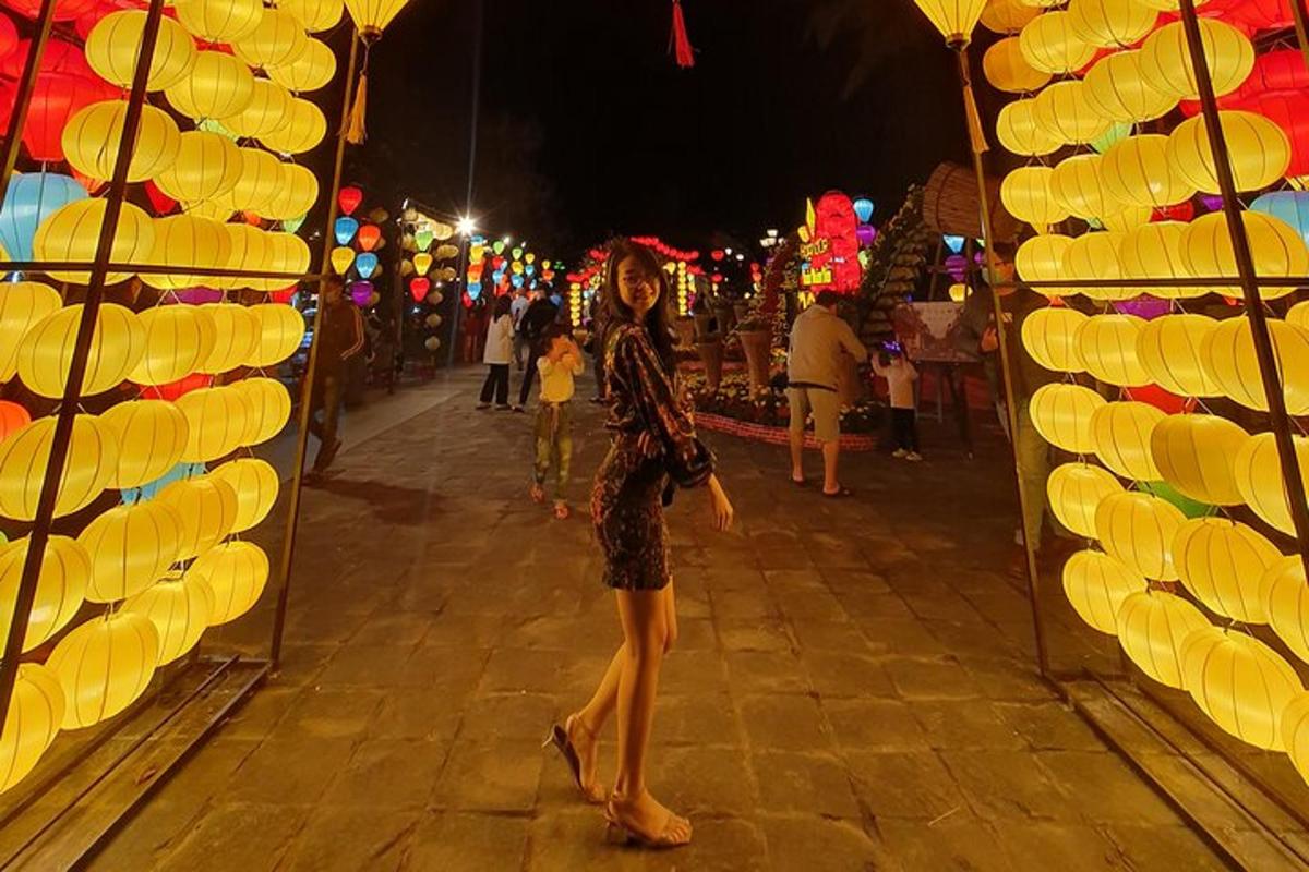 una donna in piedi davanti a un mercato di notte